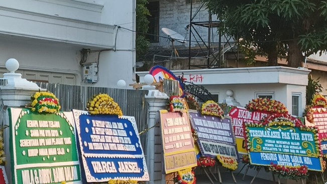 Karangan bunga dari sejumlah artis dan warga membanjiri depan rumah Uya Kuya di kawasan Pondok Bambu, Jakarta Timur, Senin (8/9/2025). [FTNews.co.id/Selvianus Kopong Basar]